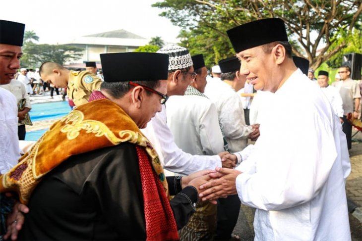 Didik Suprayitno dan Jajaran Pejabat Pemprov Lampung Sholat Ied di Lapangan Enggal