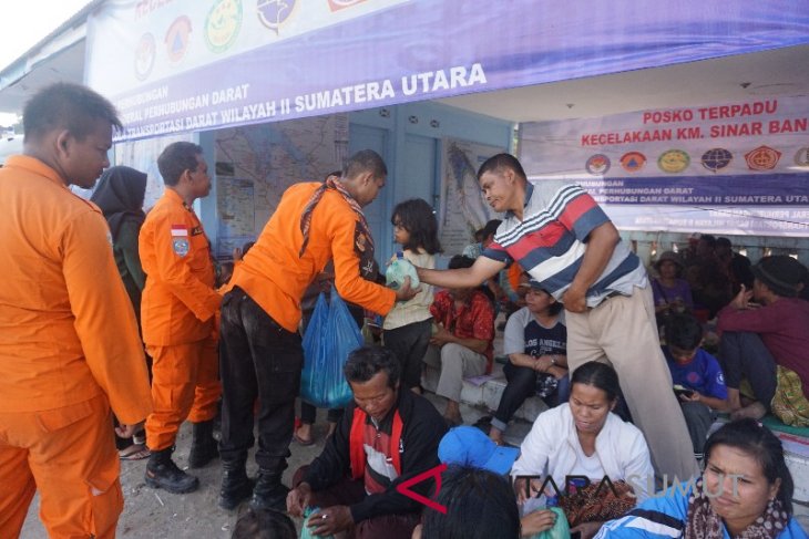 Tim Gabungan dan Basarnas bagi makanan