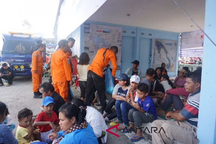 Tim Gabungan dan Basarnas bagi makanan