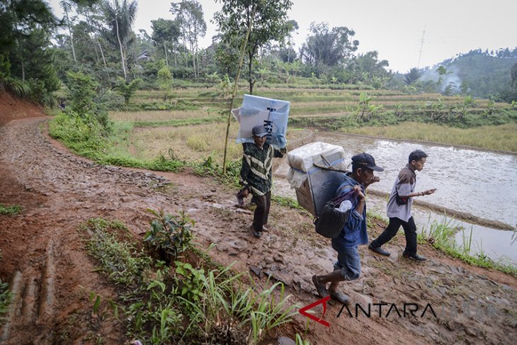 Distribusi logistik Pilkada Jabar