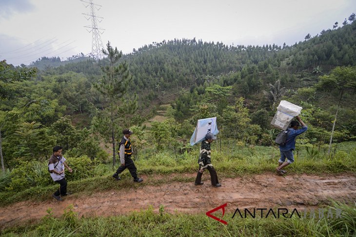 Distribusi logistik Pilkada Jabar