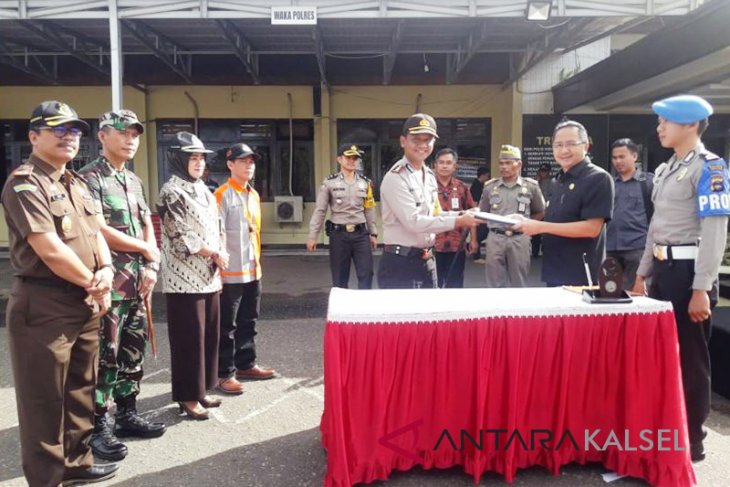 Serah Terima Linmas Pengamanan TPS