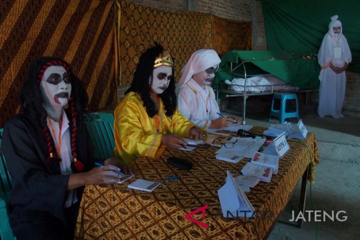 Petugas KPPS berbusana hantu