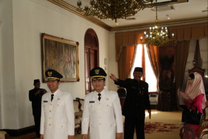 Satpol PP Karawang giatkan penertiban peraga kampanye