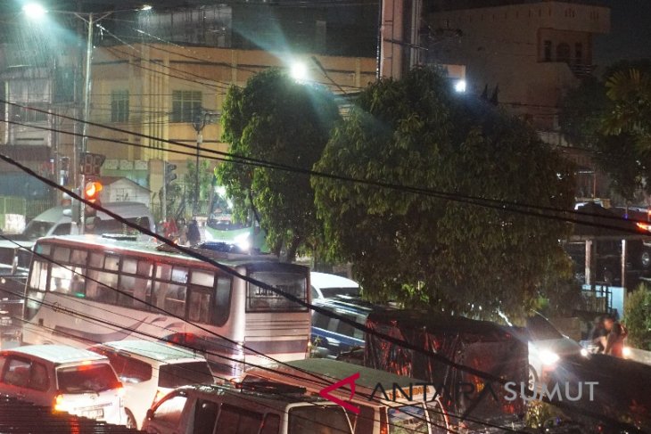 Jalan keluar Siantar terpantau macet