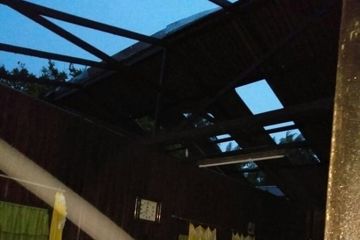 37 rumah diterpa angin puting beliung