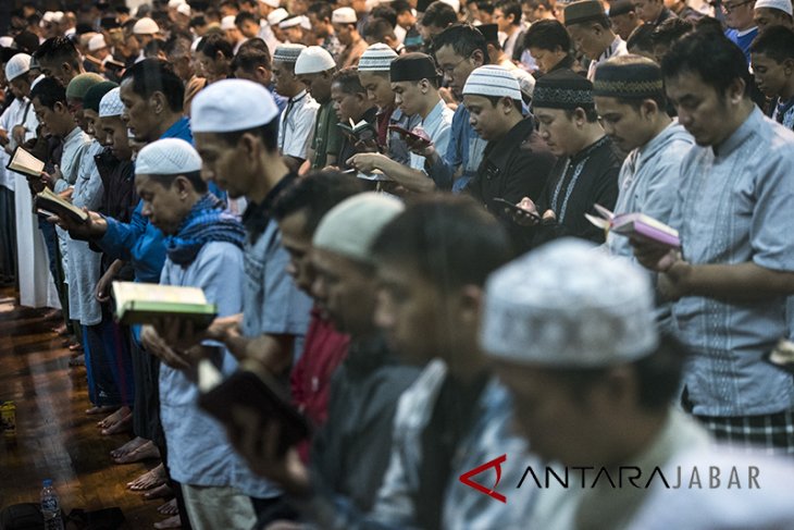 Ratusan umat Islam Itikaf di Masjid Raya Habiburahman