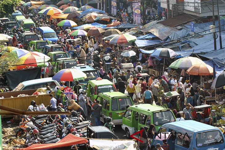 Pasar tardisional dipadati warga jelang Lebaran