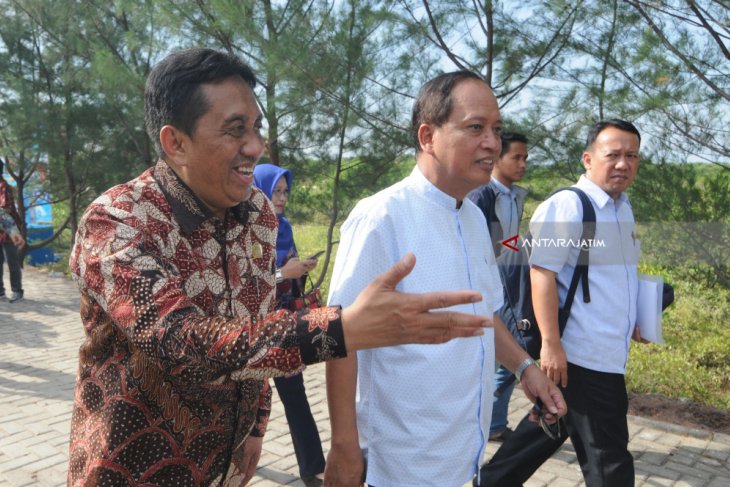 Menristekdikti Panen Garam di Laboratorium Iptek UTM