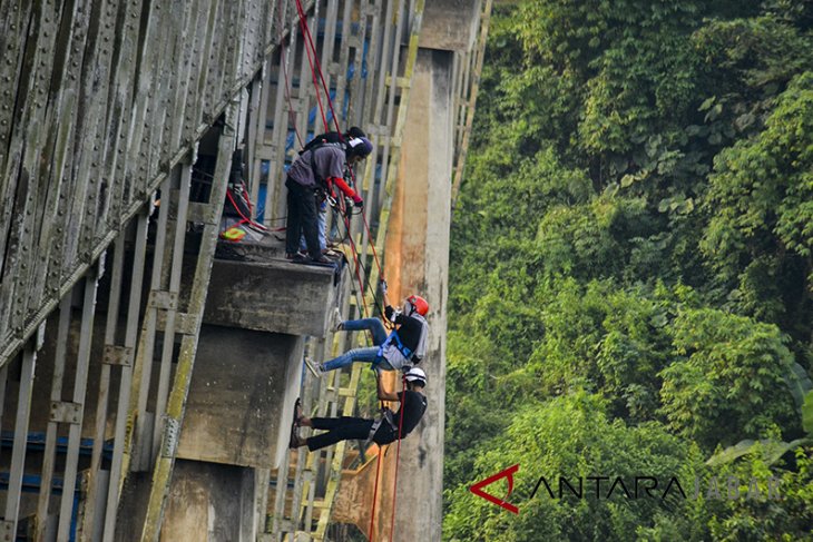 Ngabuburit repling jembatan Ciharong