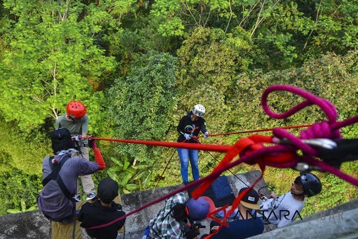 Ngabuburit repling jembatan Ciharong