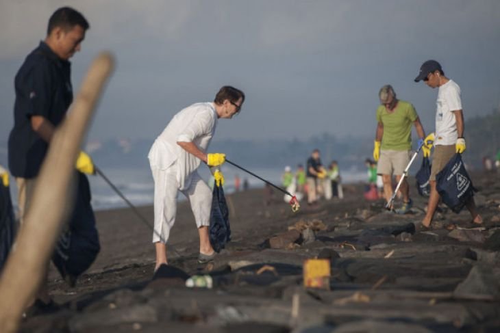 Pembersihan sampah pantai Bali-NTB