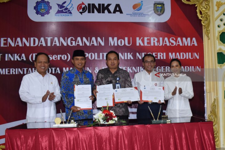 Penandatangan MoU INKA dengan Politeknik