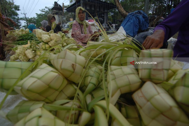 Pedagang Musiman Cangkang Ketupat