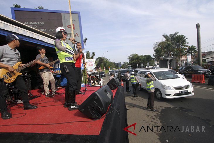 Polisi hibur pengguna jalan di jalur wisata puncak