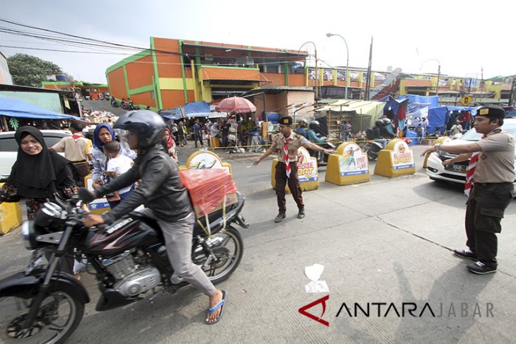 Pramuka bantu atur lalin arus mudik