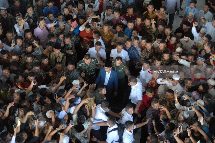 Jokowi Shalat Jumat di Surabaya