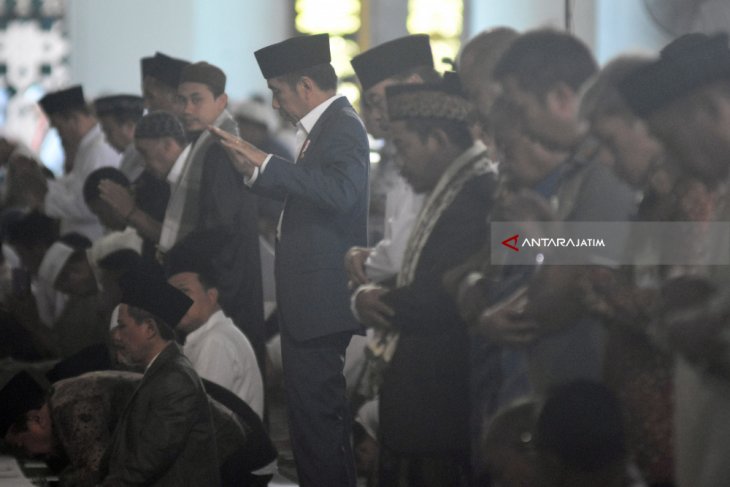 Jokowi Shalat Jumat di Surabaya