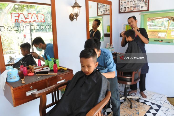 Tukang Potong Rambut Dan Relawan Perlintasan Rel