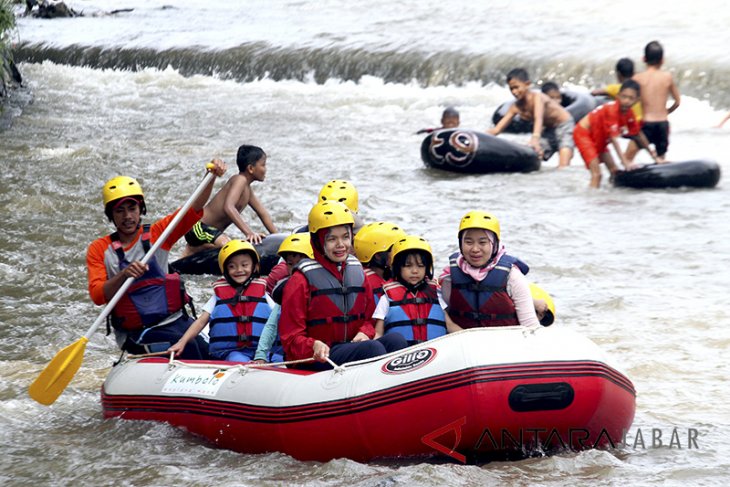 Wisata rafting sungai Ciliwung
