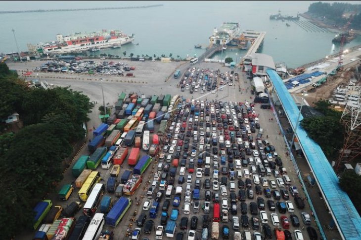 Antri Kendaraan Untuk Masuk Ferry Di Merak