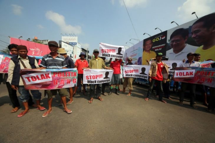 Tukang becak tolak politik uang