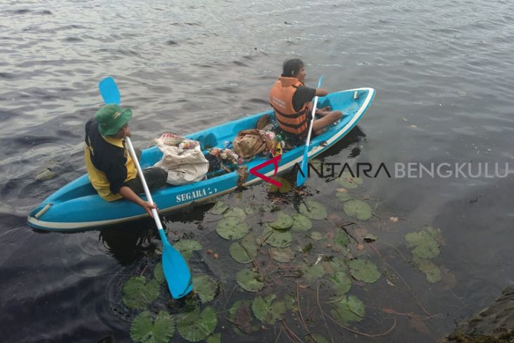 Relawan Bersihkan Danau Dendam