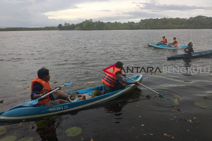 Relawan Bersihkan Danau Dendam