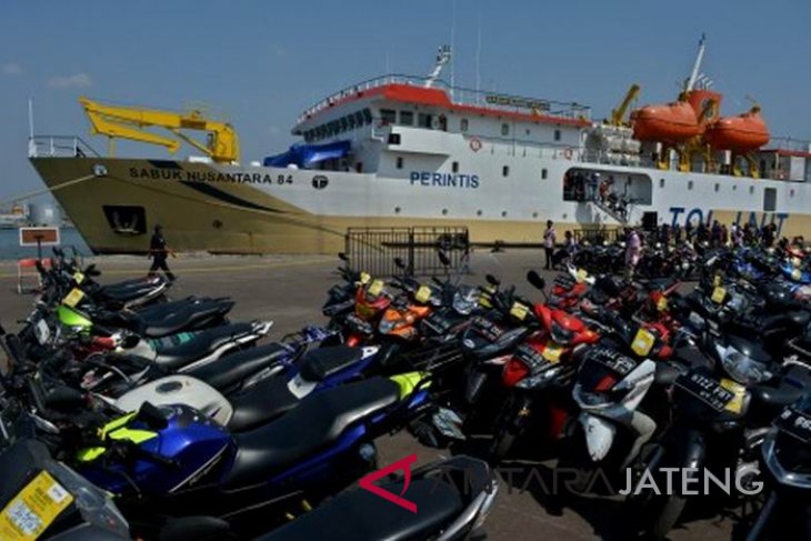 Pemudik motor menggunakan kapal laut