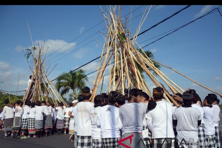 Tradisi Mekotek Desa Munggu