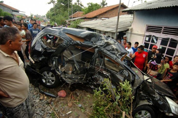 Kecelakaan mobil tertabrak kereta