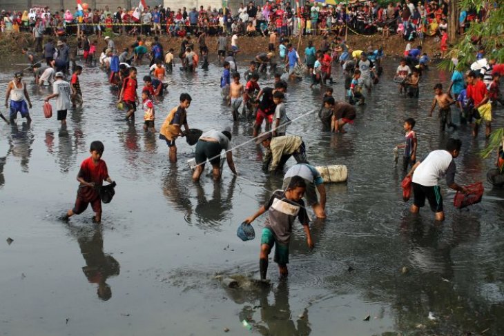 Pawai Festival Kesenian Rakyat