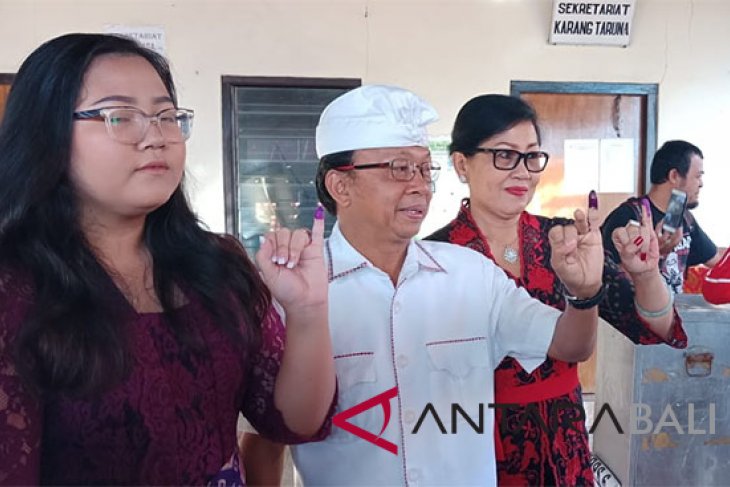 Cagub Wayan Koster mencoblos di TPS 6 Sembiran-Tejakula