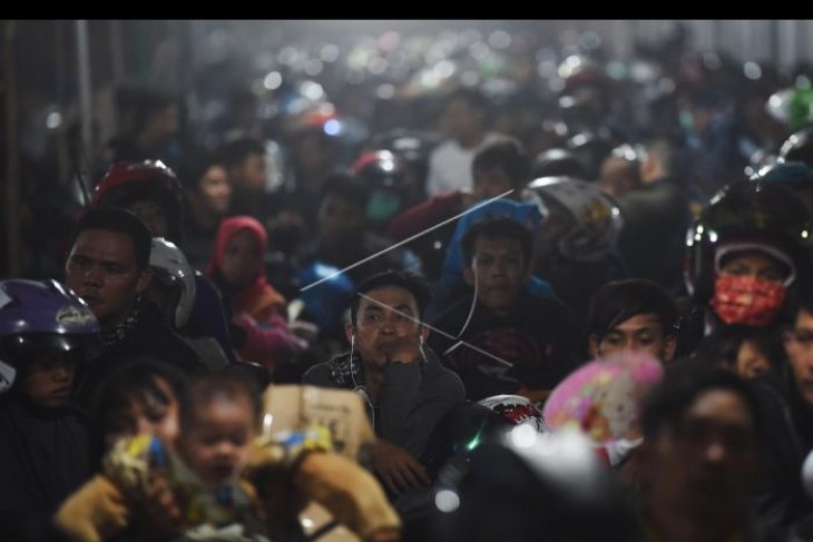 Pemudik Motor Di Merak