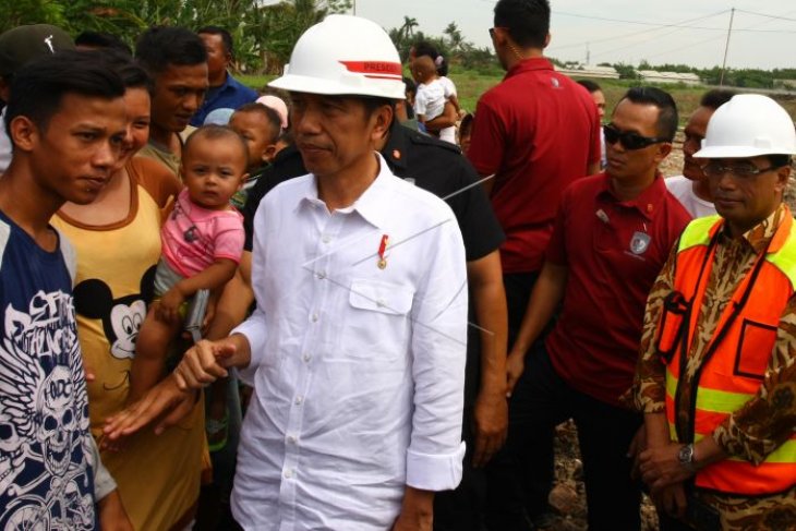 Presiden Sapa Warga Usai Tinjau Runway Bandara Soetta