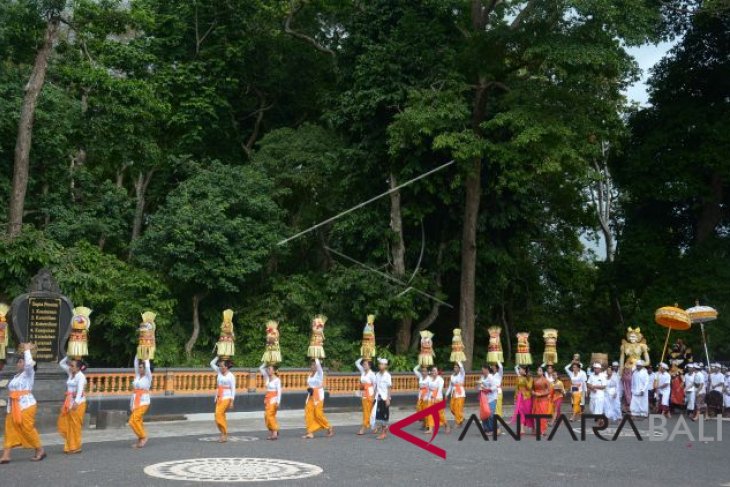 Tradisi Mapeed di Tabanan