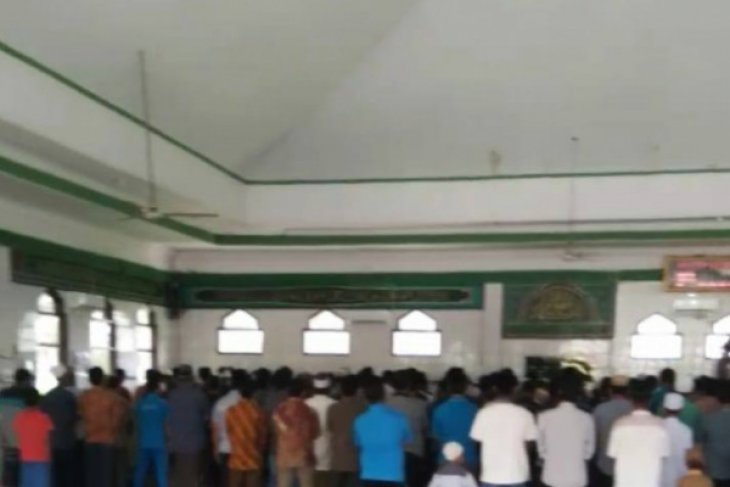Ratusan warga Labusel Salat Gaib dan Kebaktian untuk korban KM SInar Bangun