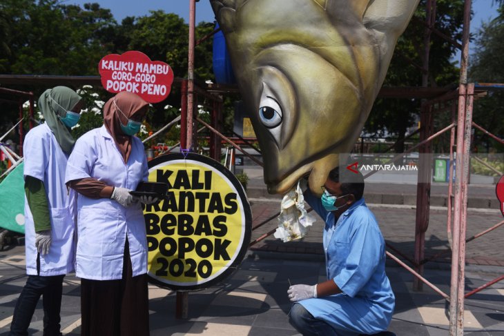 Aksi Bedah Ikan Tercemar Popok