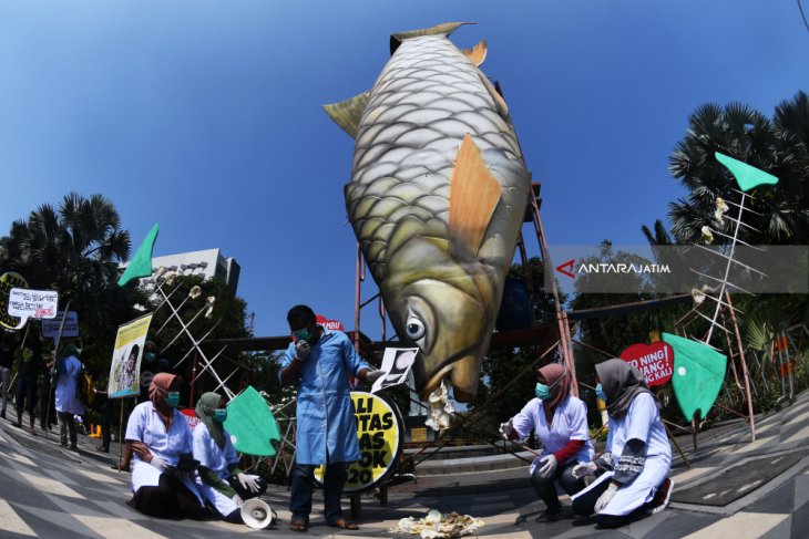 Aksi Bedah Ikan Tercemar Popok