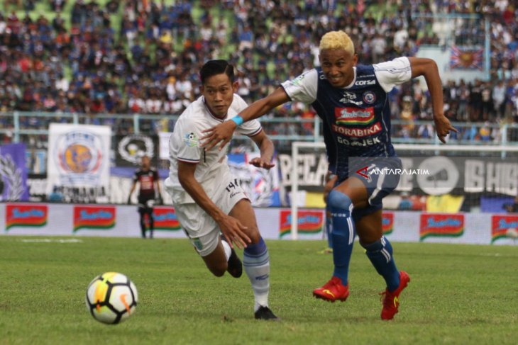 Arema Kalahkan Persela