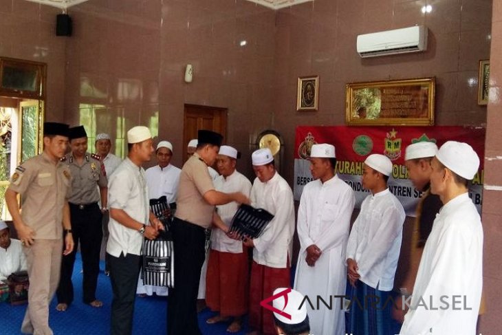 Video - Polri khataman Al Quran bersama para santri