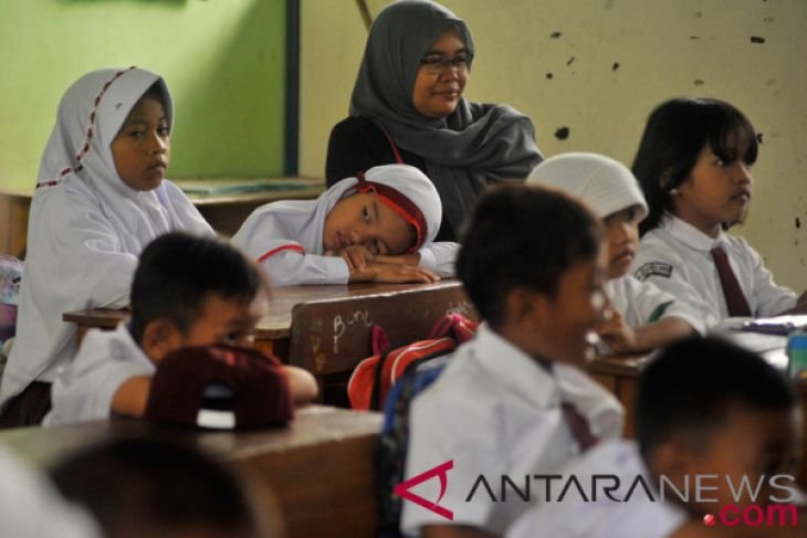 Dampingi anak masuk sekolah