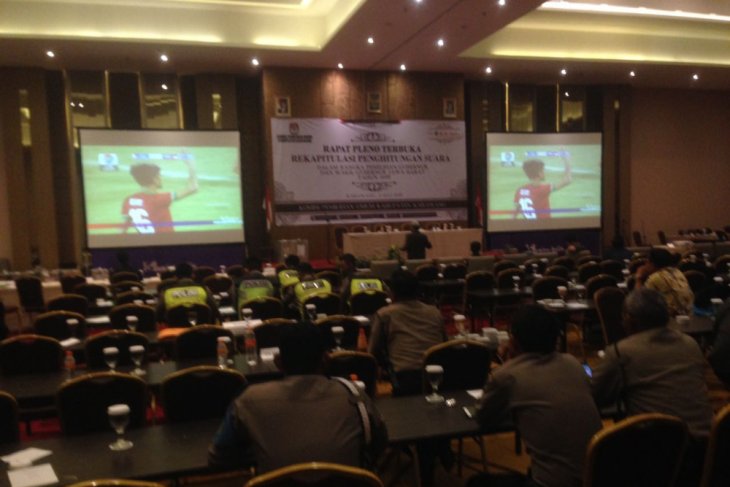 Rapat pleno KPU Karawang diwarnai nobar piala AFF