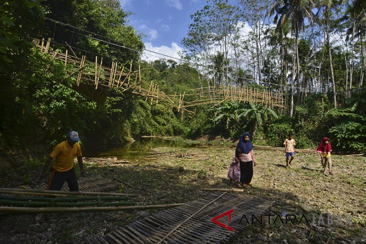 Jembatan gantung roboh