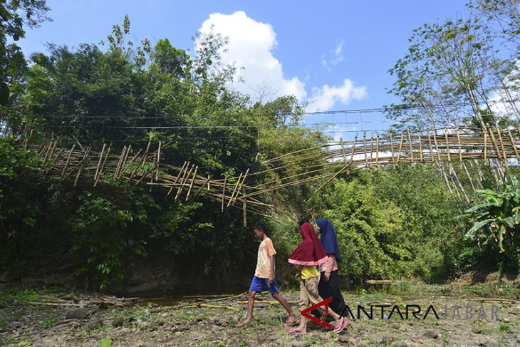 Jembatan gantung roboh