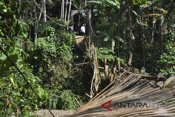 Jembatan gantung roboh