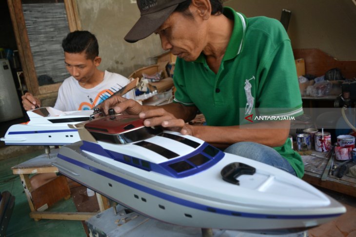 Kerajinan Miniatur Kapal Pesiar