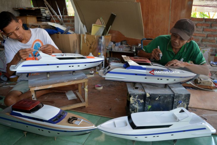 Kerajinan Miniatur Kapal Pesiar