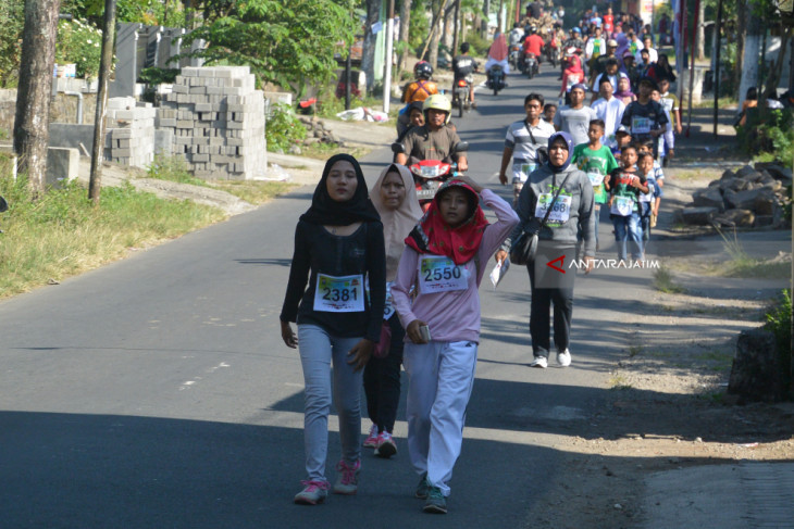 Lari Santai Menggunakan Sarung