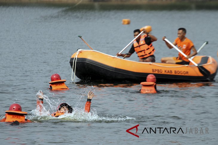 Latihan penyelamatan korban bencana